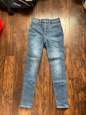 Express Women's Skinny Jeans in Faded Blue Wash
